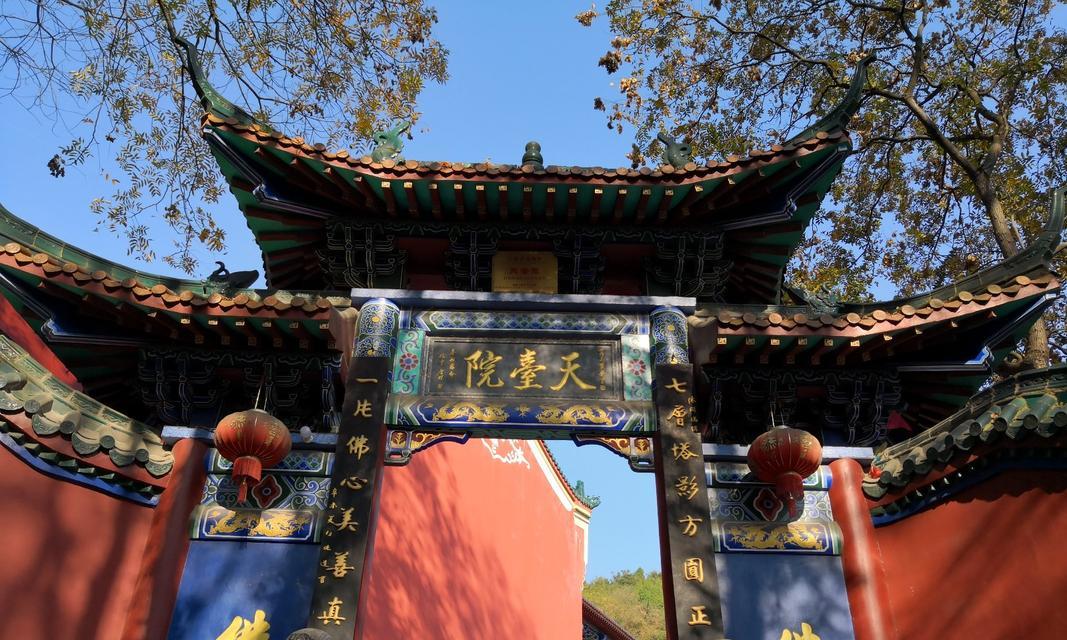 探秘真仙殿（感受仙气缭绕的神秘之地，美不胜收的自然奇观）